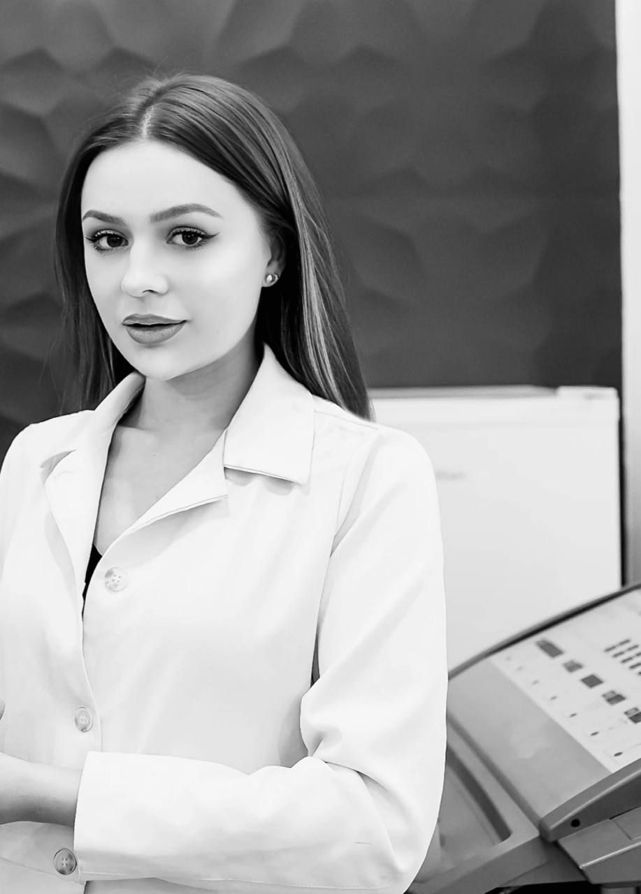 Любовь Щетинина в белом медицинском халате